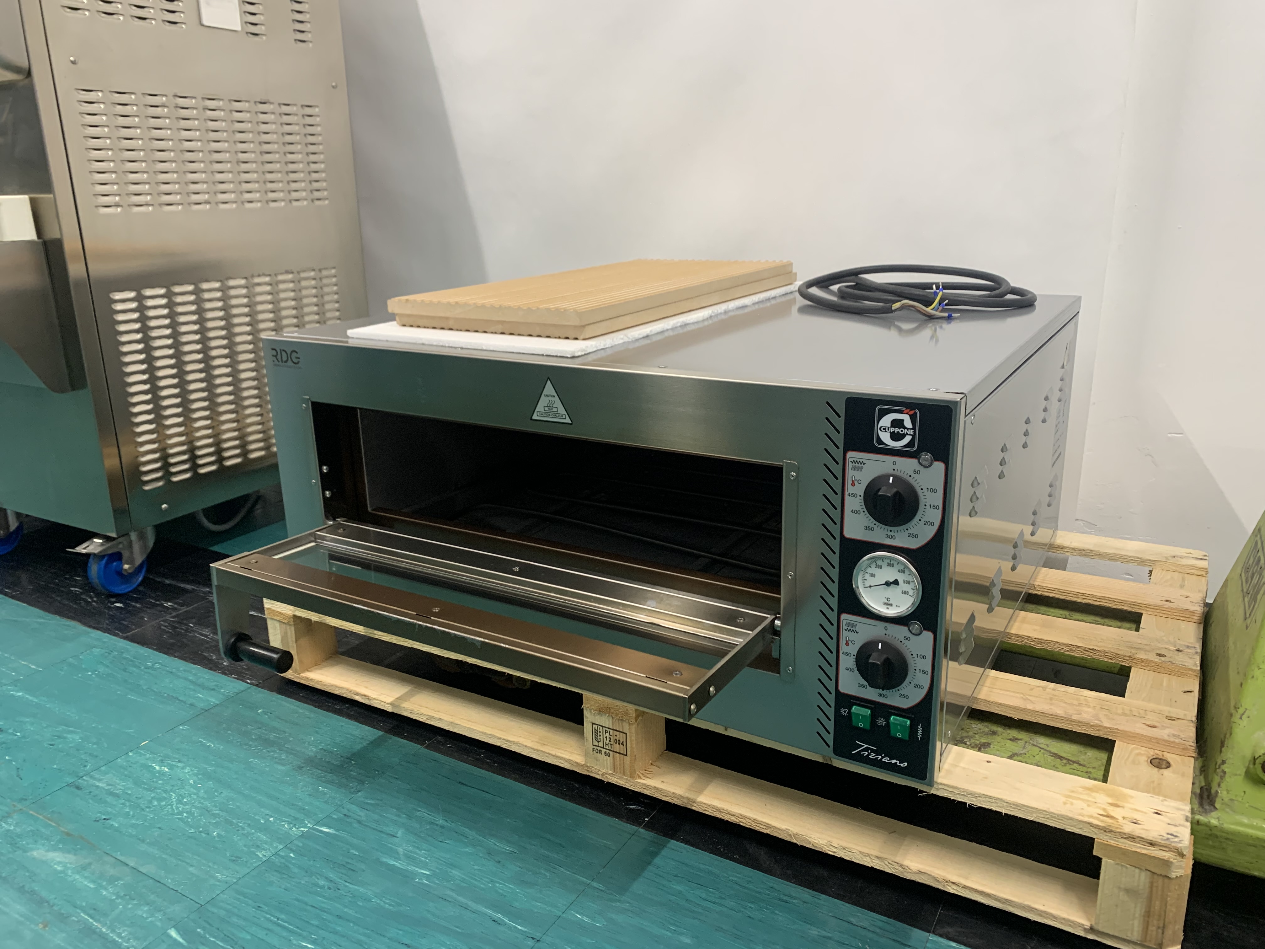 ELADVA - Használt - Cuppone Tiziano elektromos pizzakemence 1 aknás TZ430/1